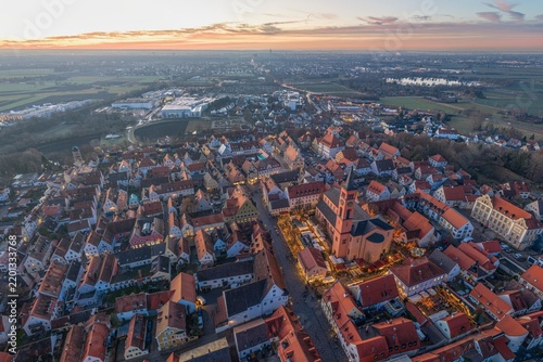 Abenddämmerung über der Stadt Friedberg in Schwaben in der Adventszeit