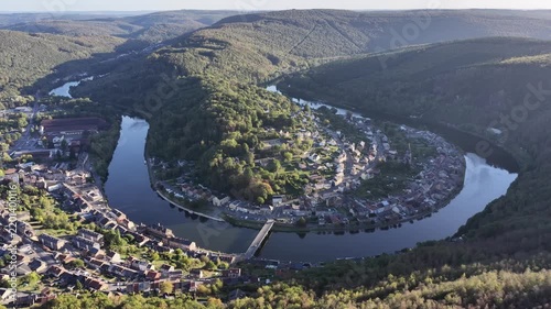 vue aérienne de Monthermé, commune traversée par une boucle de la Meuse dans les Ardennes. Vue panoramique de la vallée avec une partie à l'ombre en fin d'après midi en septembre. France 2026 