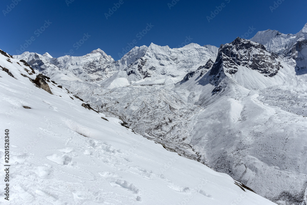 Obraz premium Himalayan Snow Slopes and Glacial Valley Below Nangkartshang