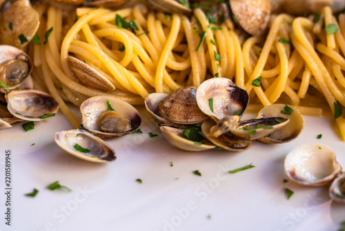 Fotografie Close up view of Italian Spaghetti alle Vongole (Spaghetti with Clams), typical Mediterranean food in Italy
