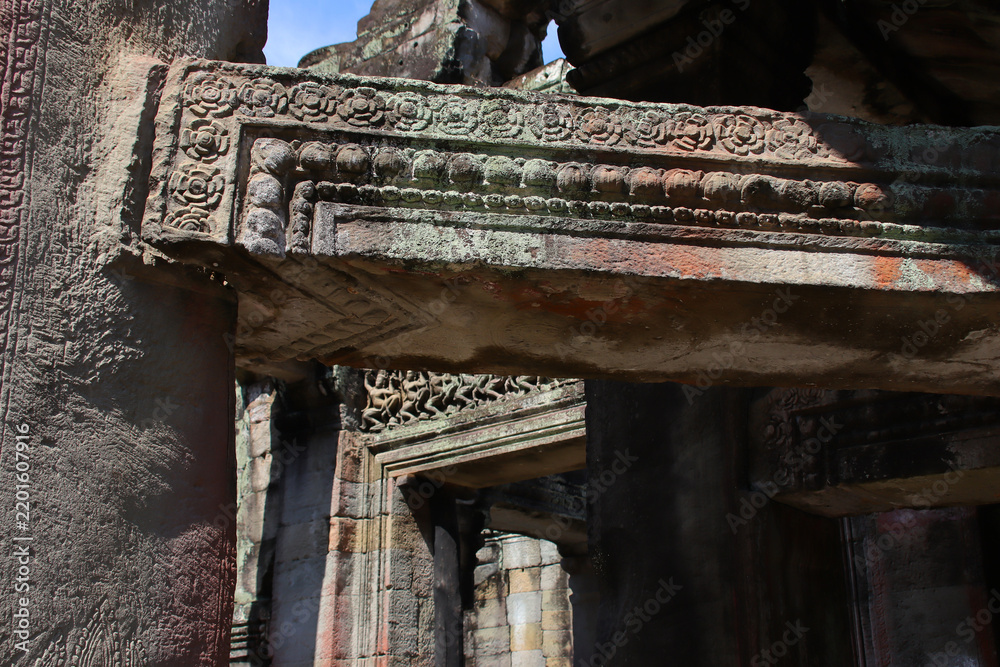 Obraz premium ruined khmer hindu and buddhist temple (preah khan) in angkor in siem reap in cambodia 