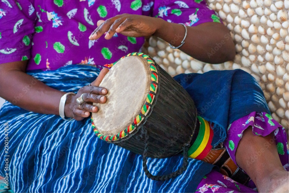 Fototapeta premium Femme sénégalaise jouant du djembé