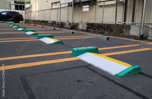 Tapety artystyczne コインパーキングに設置された車止めフラップ