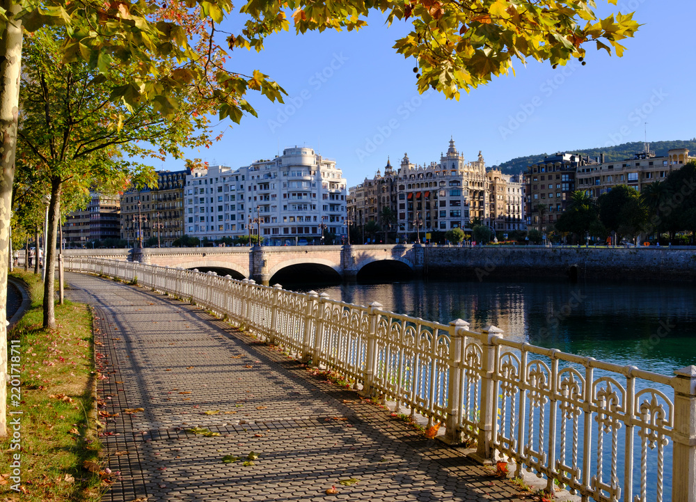 Obraz premium Urumea River Walk in Donostia-San Sebastian, Euskadi