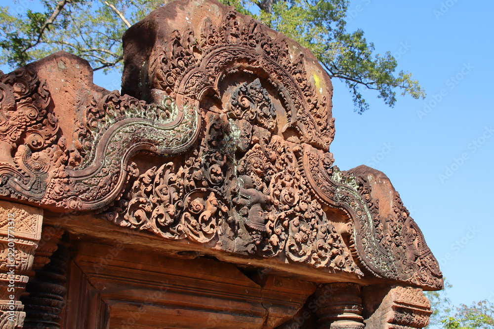 Obraz premium ruined khmer hindu and buddhist temple (banteay srei) in angkor in siem reap in cambodia 