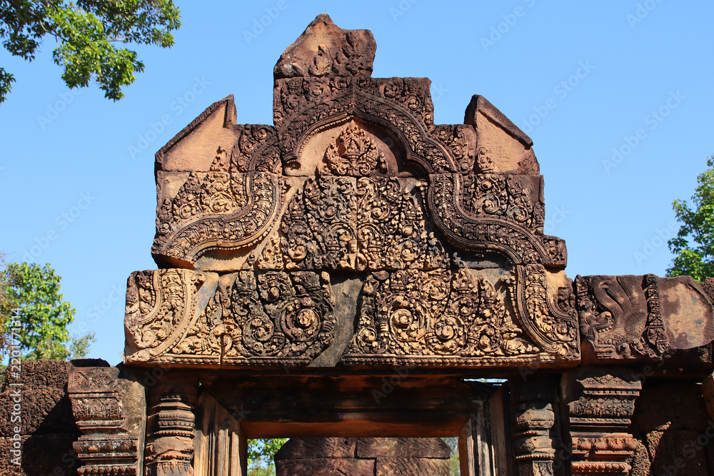 Obraz premium ruined khmer hindu and buddhist temple (banteay srei) in angkor in siem reap in cambodia 