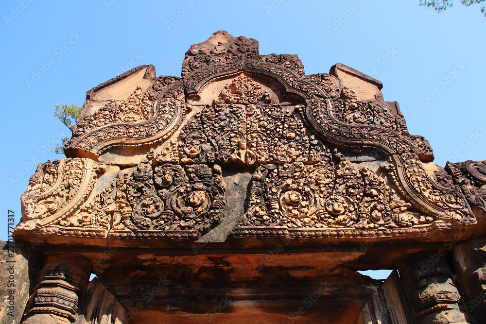 Obraz premium ruined khmer hindu and buddhist temple (banteay srei) in angkor in siem reap in cambodia 