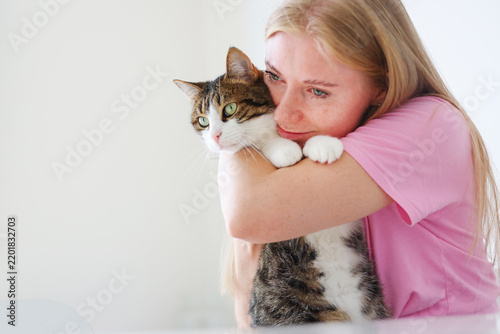 Affectionate woman relaxing with a cat, illustrating comfort, companionship and pets as natural emotional support.