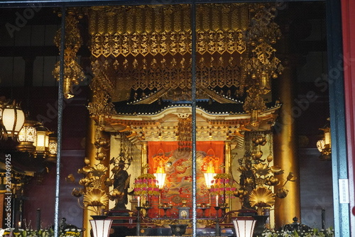 Templo dorado con adornos tradicionales