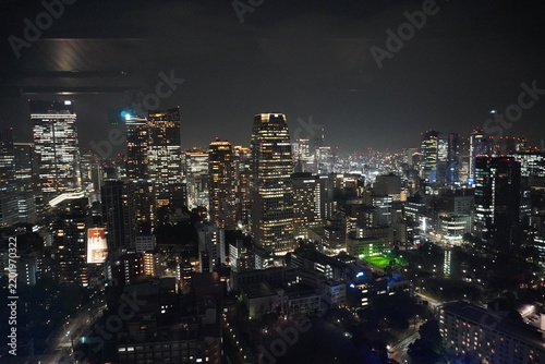 Ciudad iluminada por la noche