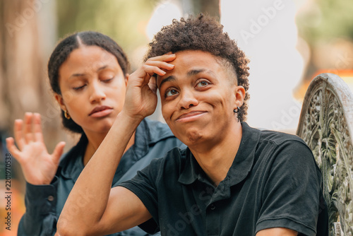 Fotografie angry young couple arguing and enduring anger
