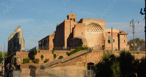 Foto The Temple of Venus and Rome, which is considered the largest temple in ancient