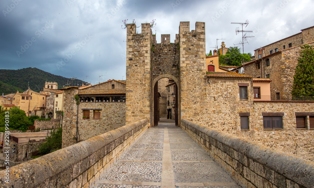Obraz premium View from the medieval bridge toward the historic gate and village of Besalú in Catalonia, Spain.