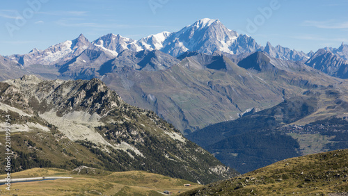 Col de la Chal aux Arcs dans les Alpes, massif de la Vanoise en été en Savoie en France. Vue panoramique sur les sommets alpins et le Mont Blanc. Piste de VTT de descente