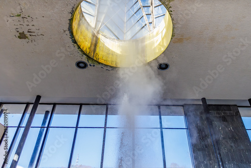 Fotografía Waterfall feature in modern building atrium with skylight, geyser