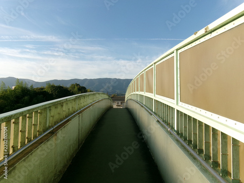 Konstfotografi 和歌山県九度山町の遠くの山を望む歩道橋の通路