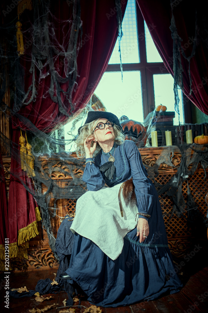 Obraz premium Curious Elderly Sorceress