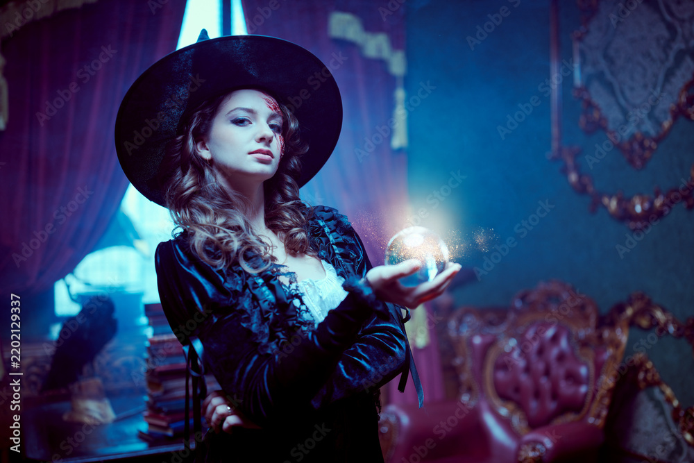 Obraz premium Witch Holding Crystal