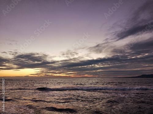 Konstfotografi 日没後の海辺に広がる夕景