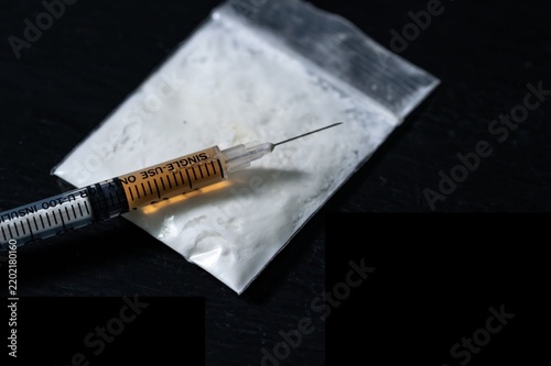 Konstfotografi White powder lies beside a syringe