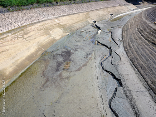 Fototapeta 渇水で枯渇した貯水池 香川県の宝山湖 水資源