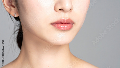 アジア人女性のフェイスラインと口元
