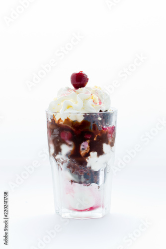Schwarzwälder Kirschtorte im Glas mit Sahne