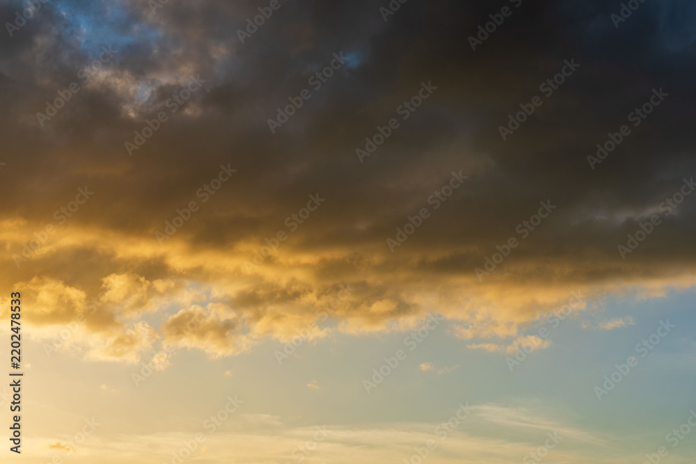 Fototapeta premium 秋の夜明けの空と朝日に輝く雲28