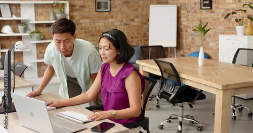 Lifestyle videos indoor of people doing activities at office, collaborating in office, colleagues us