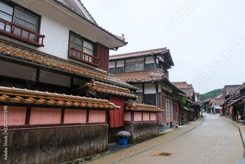 赤銅色の石州瓦とベンガラ色の建物が並ぶ吹屋の町並み