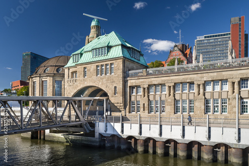 Landungsbrücke Hamburg Westbauwerk entzerrt