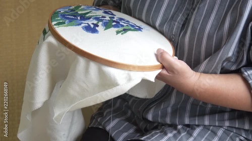 	クロスステッチの作品を作る女性