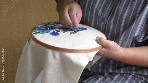 	クロスステッチの作品を作る女性