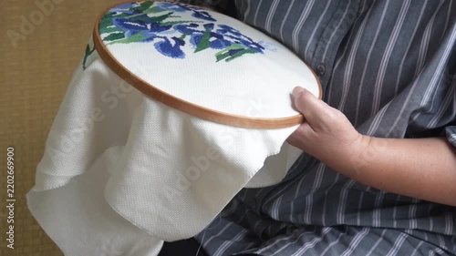 	クロスステッチの作品を作る女性
