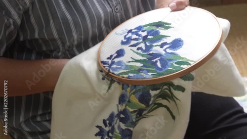 	クロスステッチの作品を作る女性