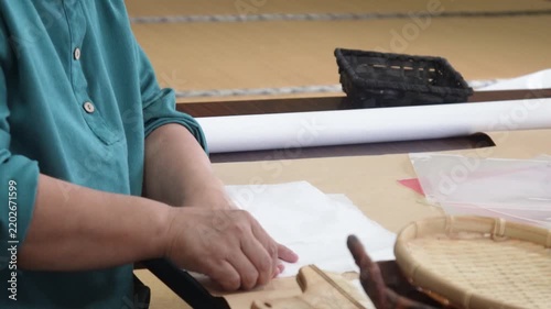 一閑張り作品を作る女性
