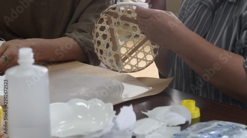 一閑張り作品を作る女性