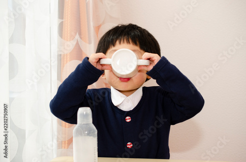 Fotografía 飲み薬を飲む子供