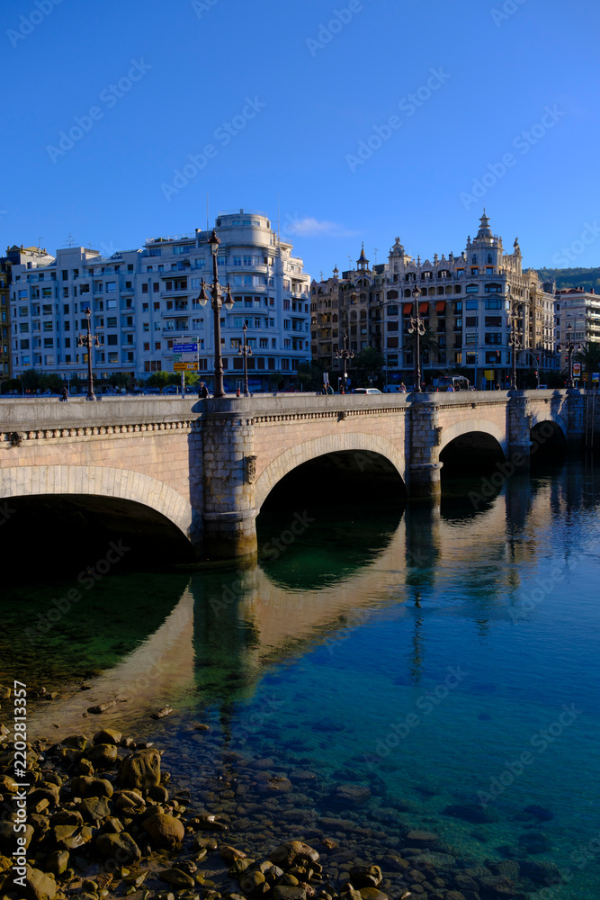 Obraz premium Santa Catalina Bridge crossing Urumea River, San Sebastian, Basque Country, Spain