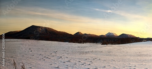 coucher de soleil sur la chaine des puys. Puy-de-Dome, Auvergne