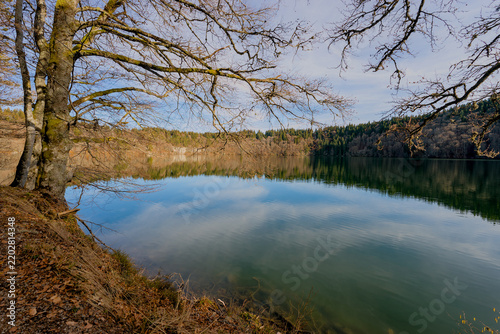 Lac Pavin en Auvergne, Puy-de-Dome. Lac volcanique emblématique de la région