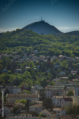 Le Puy-de-Dome derrière les collines de Clermont-Ferrand vu du parc Montjuvet