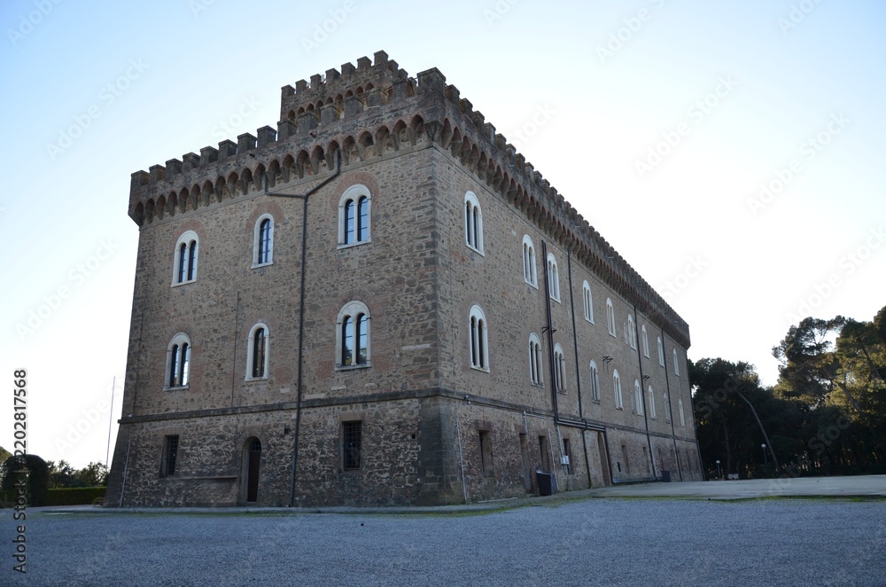 Obraz premium Rosignano Marittima, Italy 03.04.2020: Castello Pasquini situato a Castiglioncello, nel comune di Rosignano Marittimo.