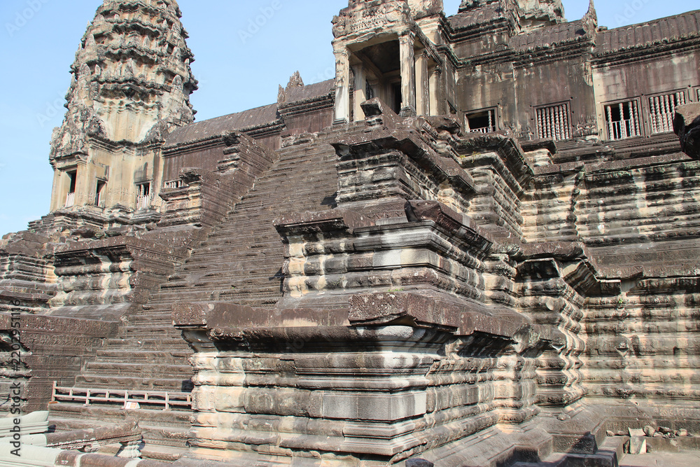 Obraz premium ruined hindu and buddhist khmer temple (angkor vat) in angkor in siem reap in cambodia 