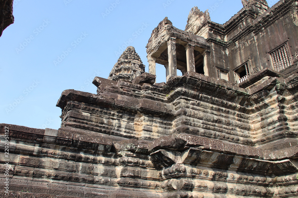 Obraz premium ruined hindu and buddhist khmer temple (angkor vat) in angkor in siem reap in cambodia 