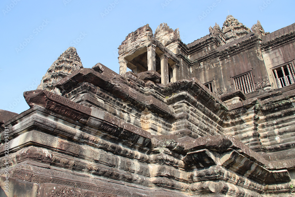 Obraz premium ruined hindu and buddhist khmer temple (angkor vat) in angkor in siem reap in cambodia 