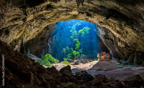 Obraz na plátně Sunbeam illuminating Kuha Karuhas pavilion inside the massive Phraya Nakhon Cave