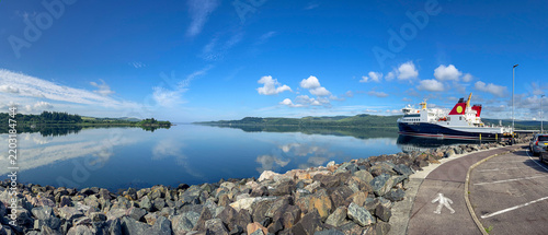 Foto Vue panoramique du départ d'un ferry pour l'île d'Islay sous un grand ciel bleu
