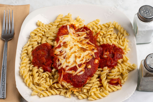 Fotografía rotini pasta   with chicken parmsan