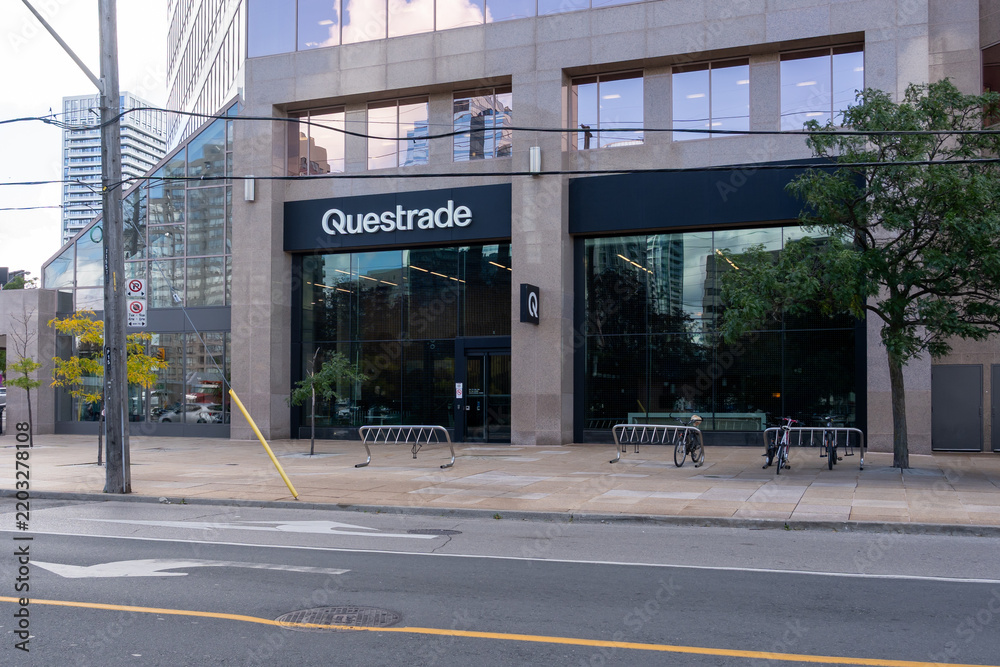 Obraz premium Toronto, Ontario, Canada - September 23, 2026: The entrance to Questrade headquarters on Yonge Street in Toronto, Ontario, Canada. Questrade Financial Group is a Canadian online brokerage and wealth m